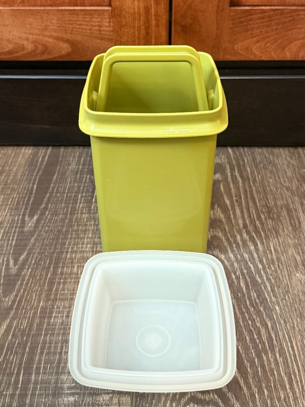 Tupperware Pick-A-Deli Pickle Container - Picture 5 of 13